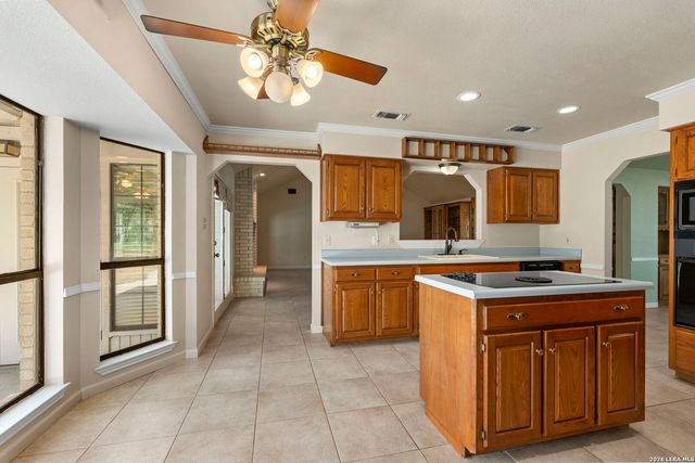 360 BEAR RIDGE DR, La Vernia, TX 78121