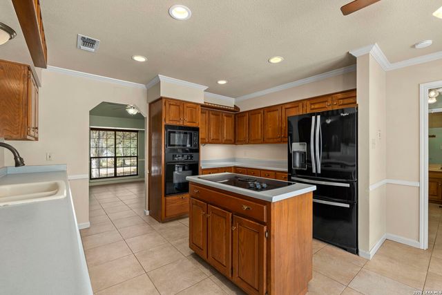 360 BEAR RIDGE DR, La Vernia, TX 78121