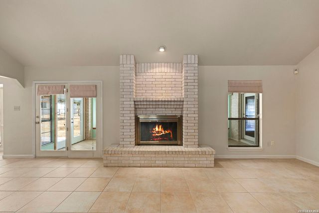 360 BEAR RIDGE DR, La Vernia, TX 78121