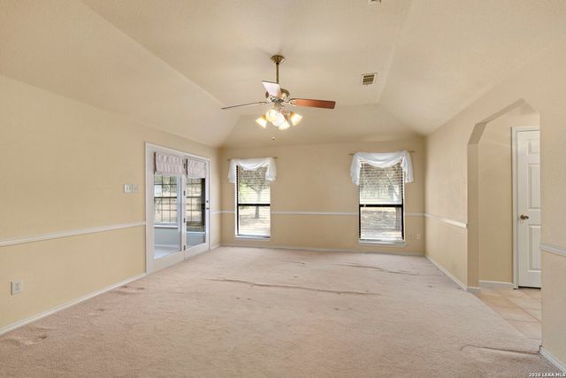 360 BEAR RIDGE DR, La Vernia, TX 78121
