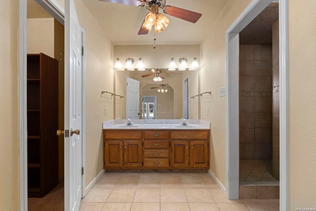 360 BEAR RIDGE DR, La Vernia, TX 78121