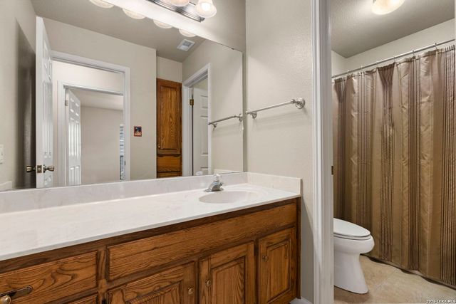 360 BEAR RIDGE DR, La Vernia, TX 78121