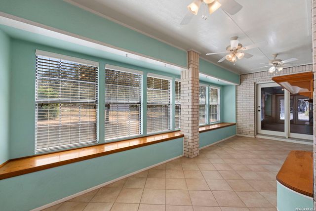 360 BEAR RIDGE DR, La Vernia, TX 78121