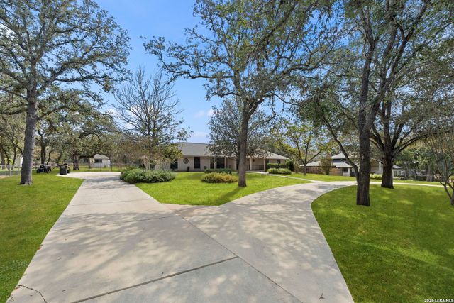 360 BEAR RIDGE DR, La Vernia, TX 78121