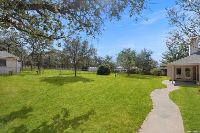 360 BEAR RIDGE DR, La Vernia, TX 78121