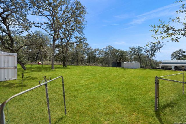 360 BEAR RIDGE DR, La Vernia, TX 78121