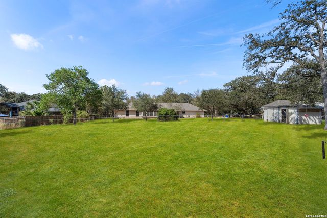 360 BEAR RIDGE DR, La Vernia, TX 78121