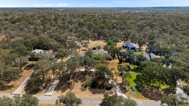 360 BEAR RIDGE DR, La Vernia, TX 78121