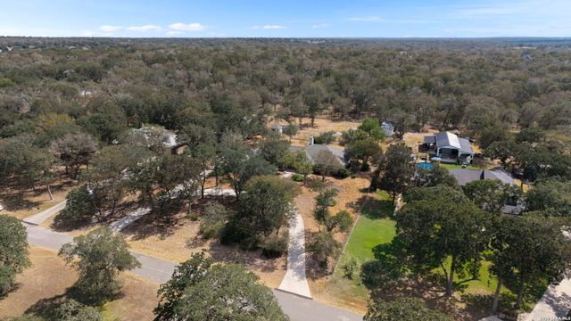 360 BEAR RIDGE DR, La Vernia, TX 78121