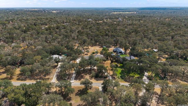 360 BEAR RIDGE DR, La Vernia, TX 78121