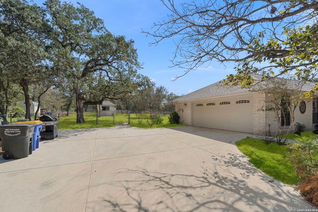 360 BEAR RIDGE DR, La Vernia, TX 78121