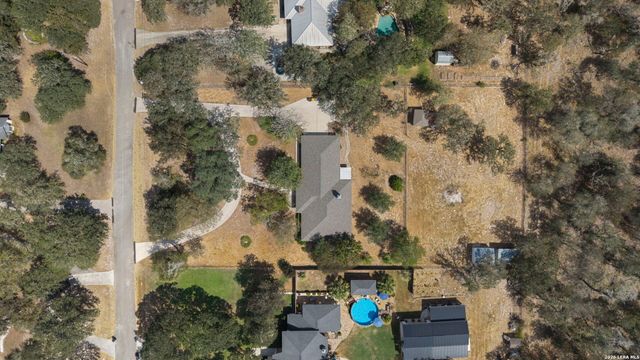 360 BEAR RIDGE DR, La Vernia, TX 78121