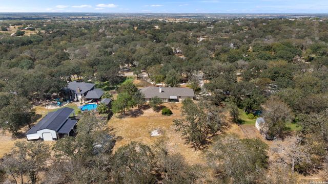 360 BEAR RIDGE DR, La Vernia, TX 78121