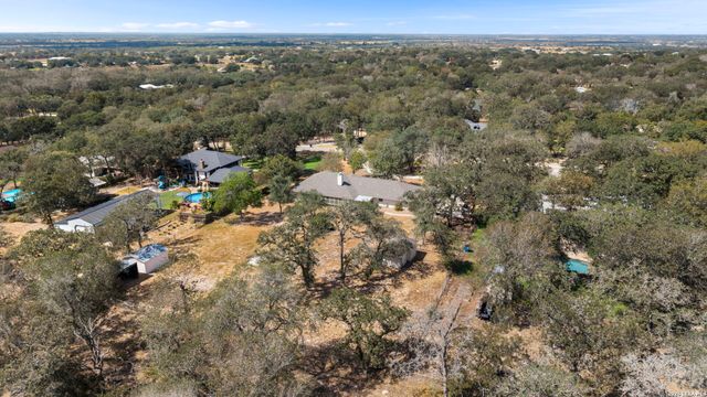 360 BEAR RIDGE DR, La Vernia, TX 78121
