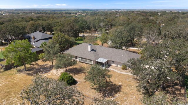 360 BEAR RIDGE DR, La Vernia, TX 78121
