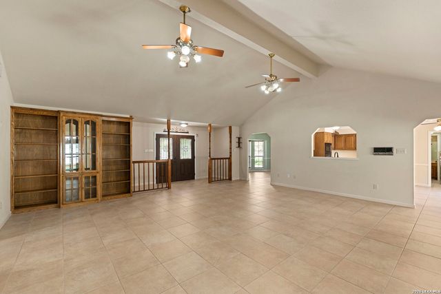 360 BEAR RIDGE DR, La Vernia, TX 78121