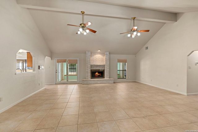 360 BEAR RIDGE DR, La Vernia, TX 78121