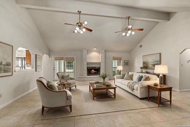 360 BEAR RIDGE DR, La Vernia, TX 78121