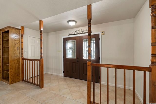 360 BEAR RIDGE DR, La Vernia, TX 78121