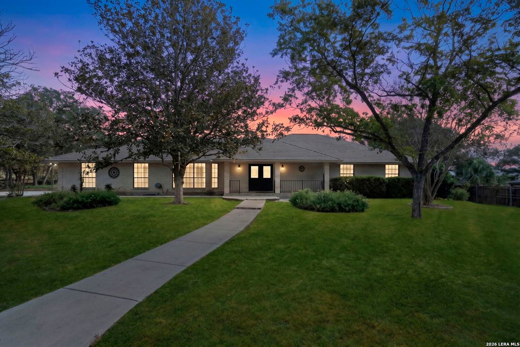 360 BEAR RIDGE DR, La Vernia, TX 78121