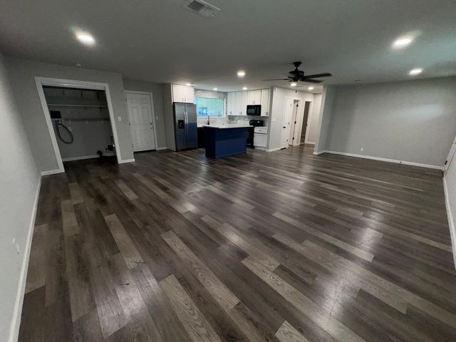 520 King Street, Burleson, TX 76028