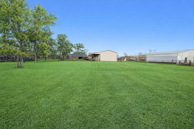 138 Pin Oak Drive, Angleton, TX 77515