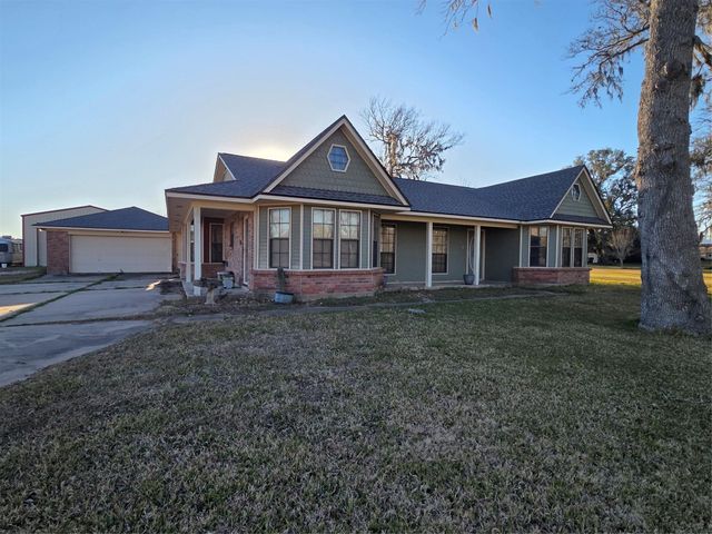 138 Pin Oak Drive, Angleton, TX 77515