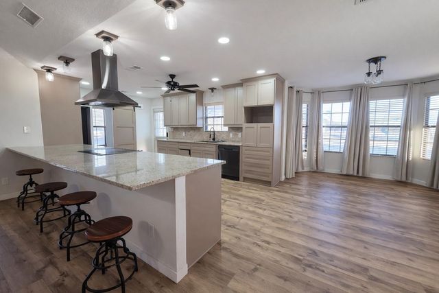 138 Pin Oak Drive, Angleton, TX 77515