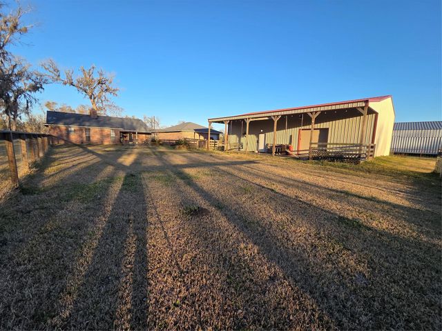 138 Pin Oak Drive, Angleton, TX 77515