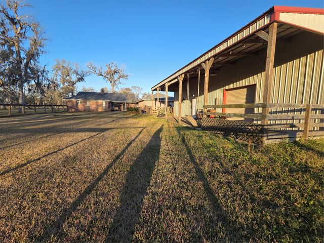 138 Pin Oak Drive, Angleton, TX 77515