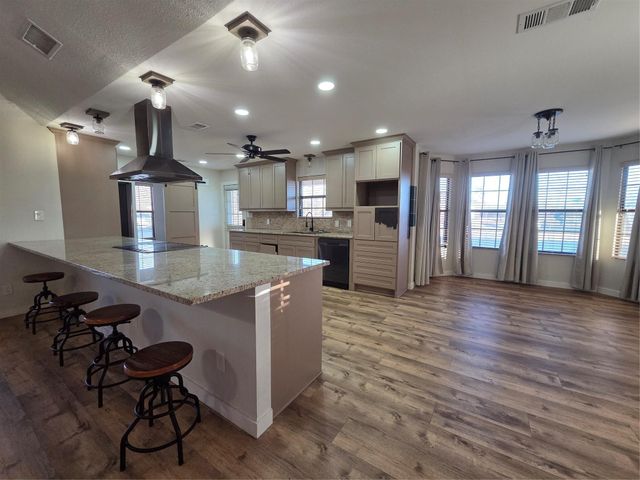 138 Pin Oak Drive, Angleton, TX 77515