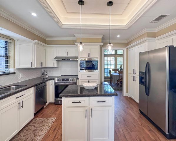 104 Daylily Drive, Lake Jackson, TX 77566