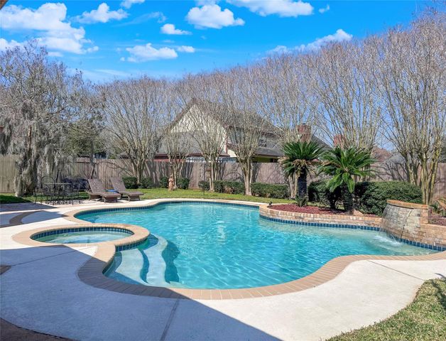 104 Daylily Drive, Lake Jackson, TX 77566