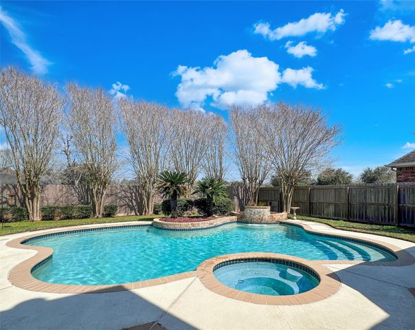 104 Daylily Drive, Lake Jackson, TX 77566