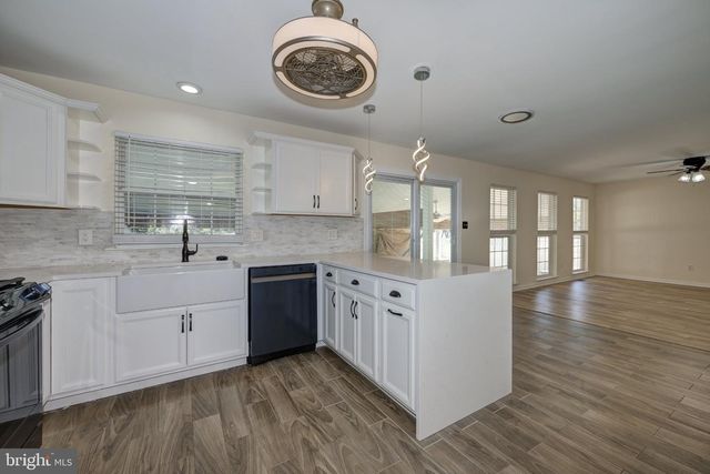 18 CANIDAE ST, Burlington, NJ 08016