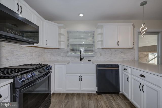 18 CANIDAE ST, Burlington, NJ 08016