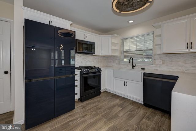 18 CANIDAE ST, Burlington, NJ 08016