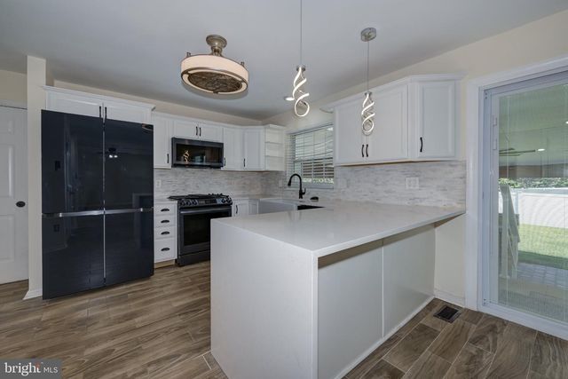 18 CANIDAE ST, Burlington, NJ 08016