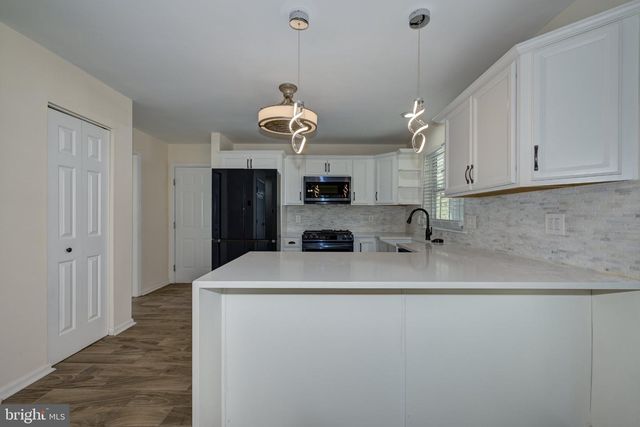 18 CANIDAE ST, Burlington, NJ 08016