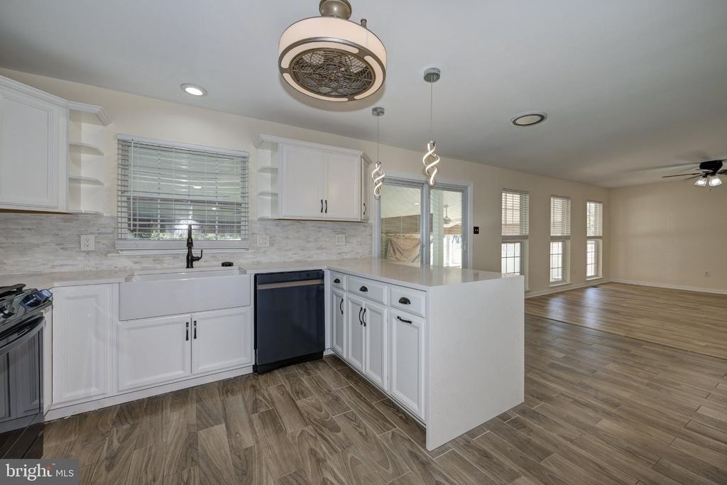 18 CANIDAE ST, BURLINGTON, NJ 08016 — photo 2