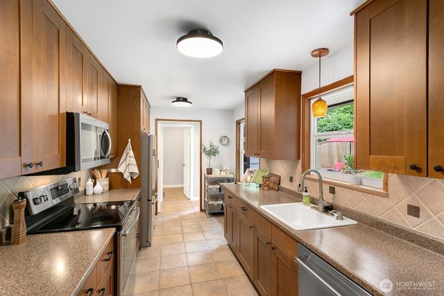 16915 22nd Avenue SW, Burien, WA 98166