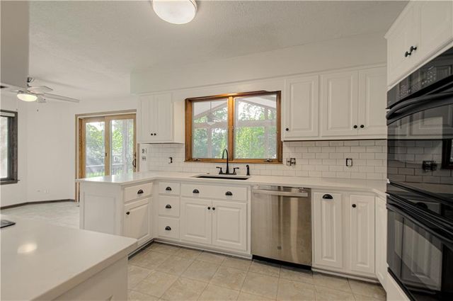 6655 OAK RIDGE Drive, Shawnee, KS 66217