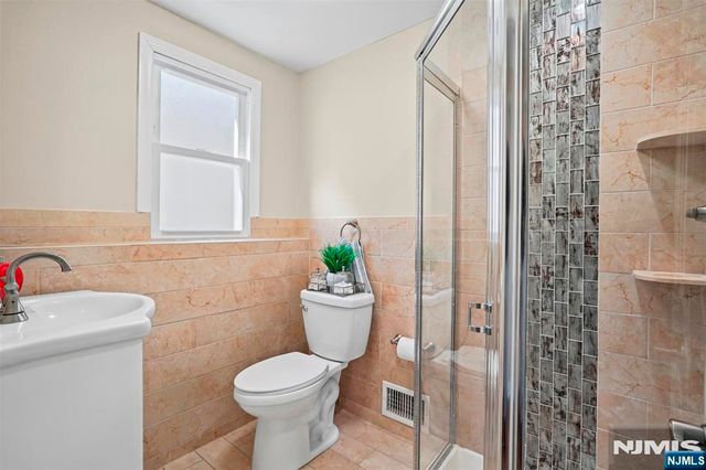 34 Queen Street, Bergenfield, NJ 07621
