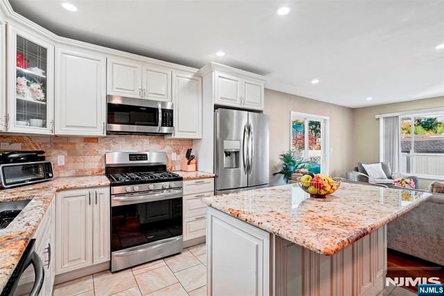 34 Queen Street, Bergenfield, NJ 07621