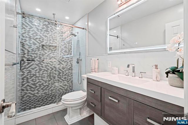 34 Queen Street, Bergenfield, NJ 07621