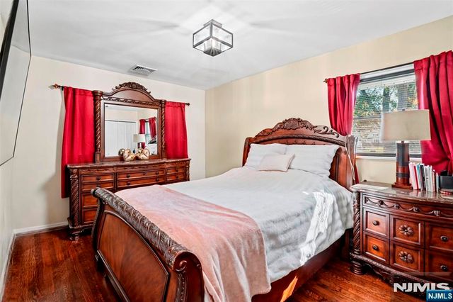34 Queen Street, Bergenfield, NJ 07621