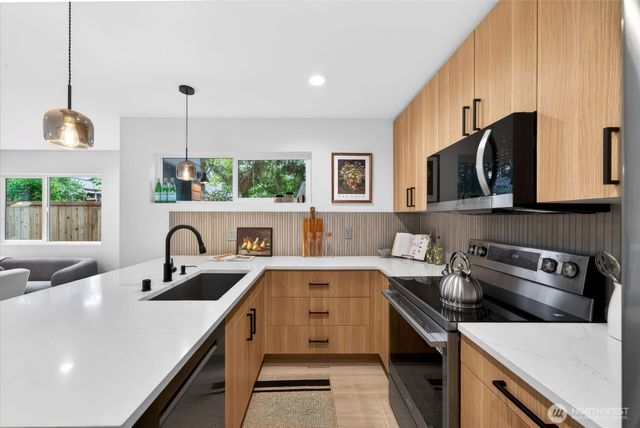 8510 15th Avenue NE, Seattle, WA 98115