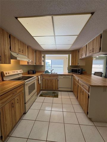 737 VIVIENDA WEST BOULEVARD 26, Venice, FL 34293