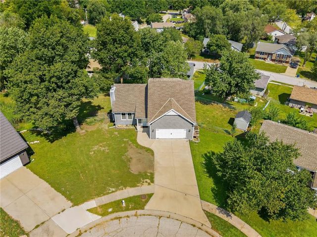 306 Lakeland Drive, Smithville, MO 64089