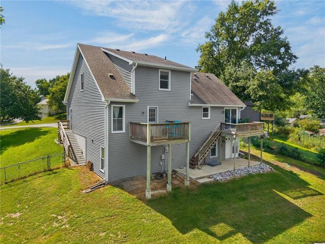 306 Lakeland Drive, Smithville, MO 64089